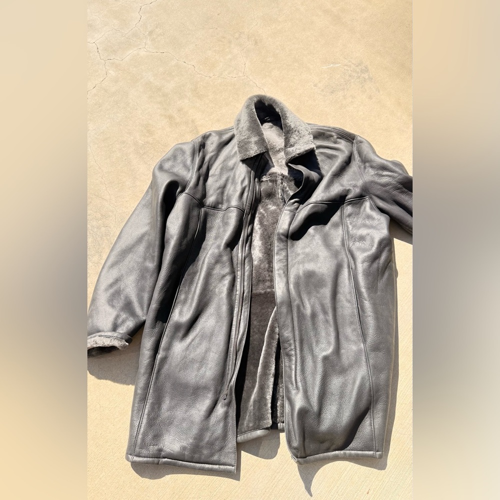Beautiful elegant HUGO BOSS SHEARLING 
Size and details on tag pictured